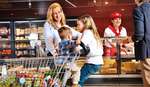 Kundenservice steht für un an erster Stelle Familie wird im Kaufland an der Käsetheke beraten