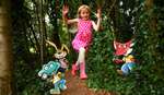 Naturparke bieten ein vielfältiges Angebot für Kinder Mädchen hüpft durch Wald, begleitet von Comic-Figuren