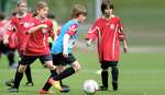 Seit 2012 gibt es mehrere Fußballcamps pro Jahr Kinder auf Fußballplatz